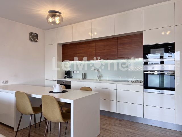 Prodej bytu 4+kk s kompletním vybavením, dvěmi parkovacími místy a balkonem s výhledem